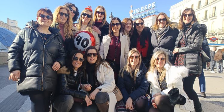 Ángela cumple 40 años y lo celebra junto a sus amigas de toda la vida en un inolvidable viaje a Madrid lleno de sorpresas