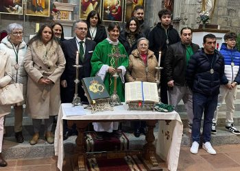 Los nuevos hermanos de la cofradía de Nuestra Señora de la Esperanza juran las reglas en la iglesia parroquial de Peñaranda