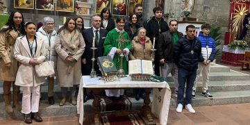 Los nuevos hermanos de la cofradía de Nuestra Señora de la Esperanza juran las reglas en la iglesia parroquial de Peñaranda