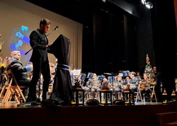 El artista macoterano José Ángel Nava firma el diseño de los nuevos uniformes de la agrupación musical La Estrella