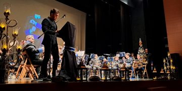 El artista macoterano José Ángel Nava firma el diseño de los nuevos uniformes de la agrupación musical La Estrella