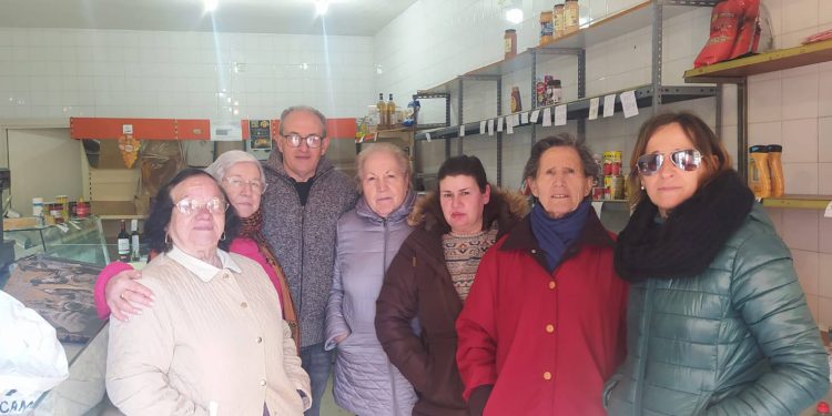 José Guerras se despide de su comercio de toda la vida en el barrio macoterano de Santa Ana y lo celebra con su clientela