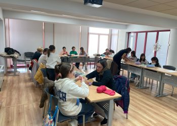 El taller intergeneracional de ganchillo vuelve a Peñaranda con 14 participantes que inician las sesiones semanales en el CDS