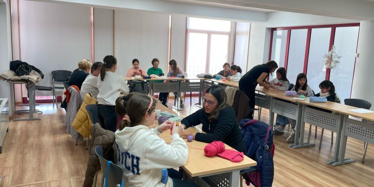 El taller intergeneracional de ganchillo vuelve a Peñaranda con 14 participantes que inician las sesiones semanales en el CDS