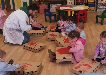 Los «peques» del programa Crecemos de Macotera inspiran su Carnaval en la pintura y reciben una clase de José Ángel Nava