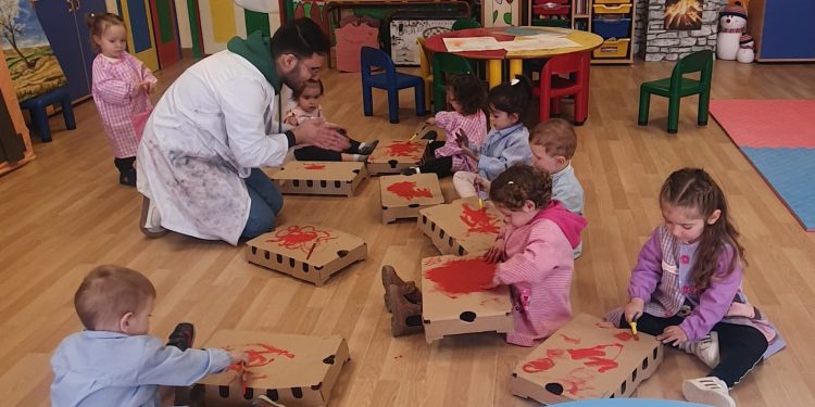 Los «peques» del programa Crecemos de Macotera inspiran su Carnaval en la pintura y reciben una clase de José Ángel Nava