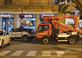 Despligue de Policía Local, Guardia Civil y la escala de Bomberos en Peñaranda para atender a un hombre en la plaza de España