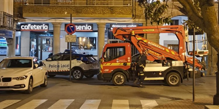 Despligue de Policía Local, Guardia Civil y la escala de Bomberos en Peñaranda para atender a un hombre en la plaza de España