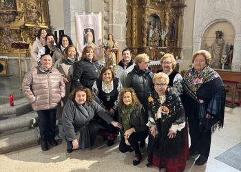 Las mujeres de Rágama festejan a Santa Águeda y acompañan a la imagen en una procesión que ha recorrido las calles del pueblo