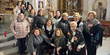 Las mujeres de Rágama festejan a Santa Águeda y acompañan a la imagen en una procesión que ha recorrido las calles del pueblo