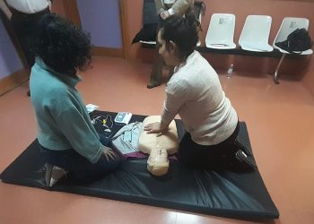 El centro de salud de Peñaranda acoge un taller práctico sobre maniobras de reanimación cardiopulmonar y atragantamiento