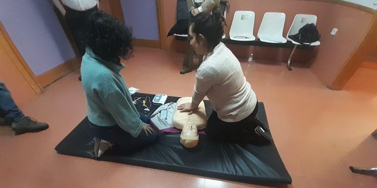 El centro de salud de Peñaranda acoge un taller práctico sobre maniobras de reanimación cardiopulmonar y atragantamiento