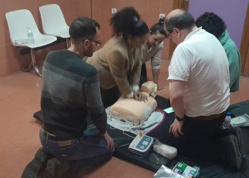 El centro de salud de Peñaranda acoge un taller práctico sobre maniobras de reanimación cardiopulmonar y atragantamiento