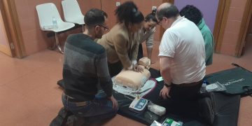 El centro de salud de Peñaranda acoge un taller práctico sobre maniobras de reanimación cardiopulmonar y atragantamiento