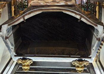 La ocasión histórica y única de contemplar el sepulcro de Santa Teresa de Jesús vacío en la basílica de la Anunciación de Alba