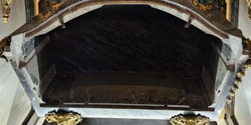 La ocasión histórica y única de contemplar el sepulcro de Santa Teresa de Jesús vacío en la basílica de la Anunciación de Alba