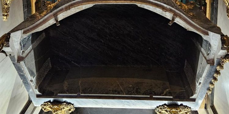 La ocasión histórica y única de contemplar el sepulcro de Santa Teresa de Jesús vacío en la basílica de la Anunciación de Alba