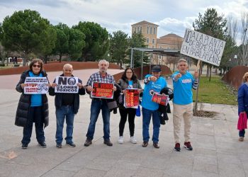 Nueva concentración ante las Cortes en protesta por las macrogranjas y las plantas de biogás proyectadas en la región