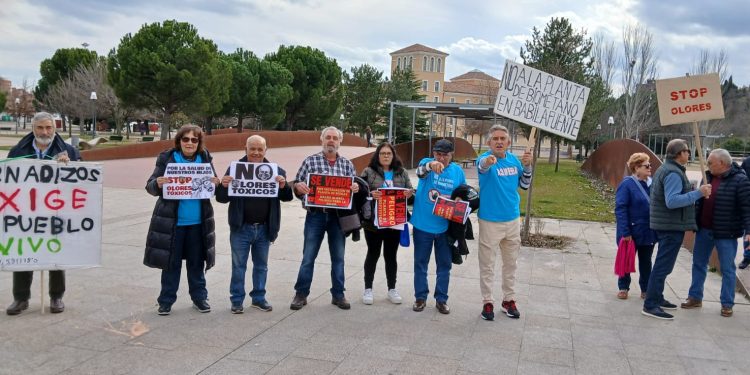 Nueva concentración ante las Cortes en protesta por las macrogranjas y las plantas de biogás proyectadas en la región