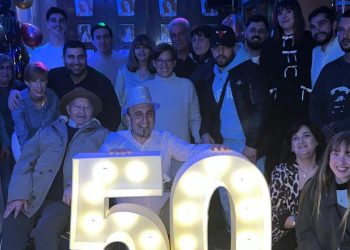Teo Marcos, maestro coctelero de Los Álamos, celebra su 50 cumpleaños con una gran fiesta rodeado de familia y amigos