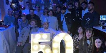Teo Marcos, maestro coctelero de Los Álamos, celebra su 50 cumpleaños con una gran fiesta rodeado de familia y amigos