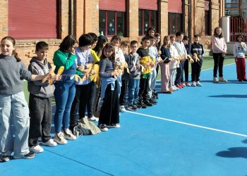 El colegio Miguel de Unamuno conmemora en Peñaranda el Día del Cáncer Infantil con el lema «la fuerza del lazo dorado»