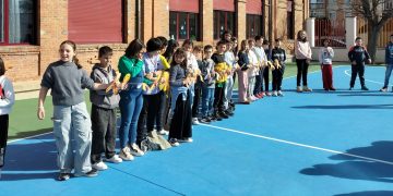 El colegio Miguel de Unamuno conmemora en Peñaranda el Día del Cáncer Infantil con el lema «la fuerza del lazo dorado»