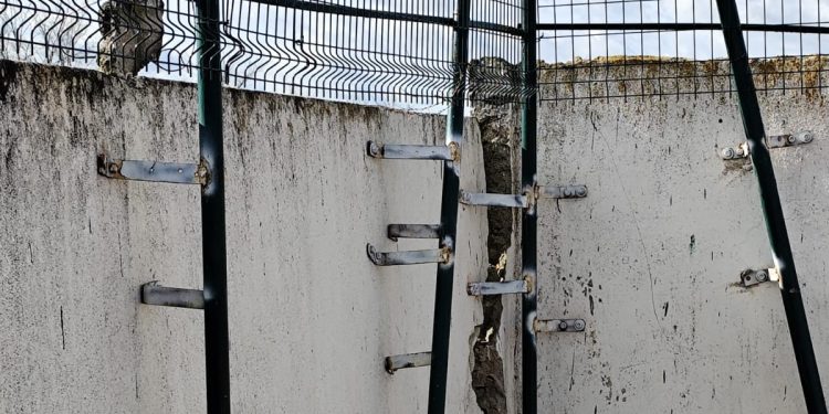 Peñaranda en Común tacha de “deplorable” la situación de la valla perimetral del polideportivo municipal al aire libre Lorena Martín