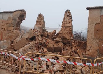 Derrumbe en el muro del antiguo convento de las Trinitarias de Santa María la Alta en Villoruela cerrado y en venta desde el 2022