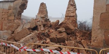 Derrumbe en el muro del antiguo convento de las Trinitarias de Santa María la Alta en Villoruela cerrado y en venta desde el 2022