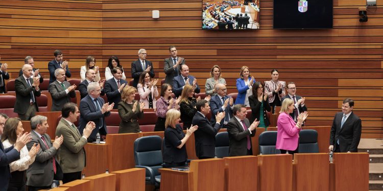 Fernández Mañueco anuncia la gratuidad de todo el transporte que gestiona la Junta con viajes ilimitados en Castilla y León