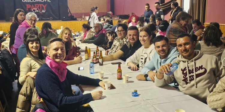 Bóveda del Río Almar celebra por segundo año la matanza típica del cerdo con una gran participación de vecinos y visitantes