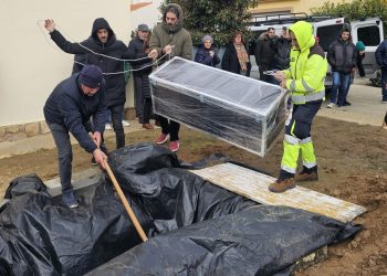 Huerta entierra su cápsula del tiempo con recuerdos aportados por sus vecinos y la vista puesta en su reapertura en el año 2050