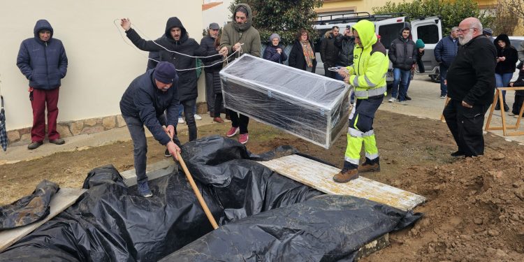 Huerta entierra su cápsula del tiempo con recuerdos aportados por sus vecinos y la vista puesta en su reapertura en el año 2050