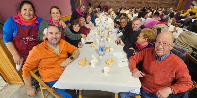 Bóveda del Río Almar cierra un intenso fin de semana festivo en torno a la matanza típica con una gran alubiada en el multiusos