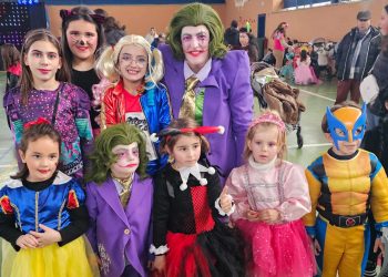 La infancia disfruta del baile del Carnaval en Peñaranda que se ha celebrado a cubierto en el «Seve» ante la amenaza de lluvia