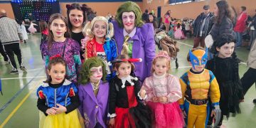 La infancia disfruta del baile del Carnaval en Peñaranda que se ha celebrado a cubierto en el «Seve» ante la amenaza de lluvia