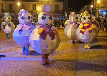 Peñaranda vive una multitudinaria fiesta carnavalera con gran nivel en los disfraces y cientos de personas siguiendo el desfile