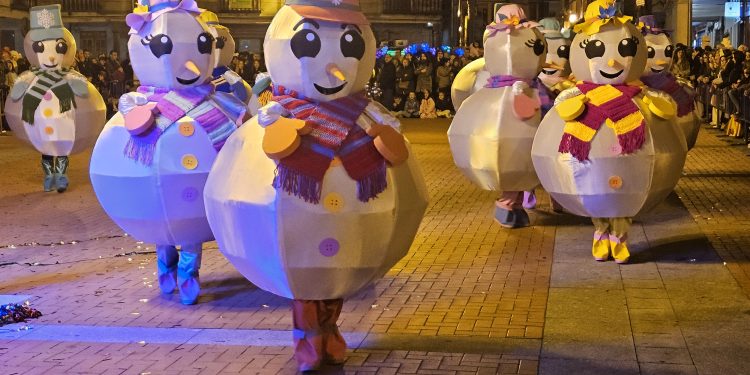 Peñaranda vive una multitudinaria fiesta carnavalera con gran nivel en los disfraces y cientos de personas siguiendo el desfile
