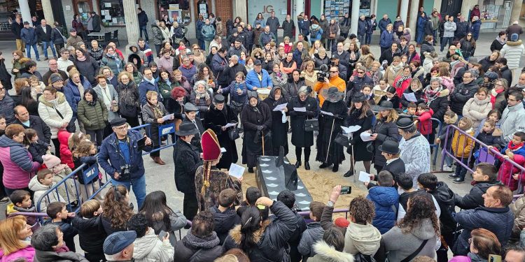Peñaranda recibe a doña Cuaresma entre letanías y llantos en el tradicional entierro de la sardina con las plazas como escenario