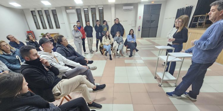 Babilafuente recibe a una veintena de jóvenes interesados en las parcelas en las que se dividirá el solar propiedad del Ayuntamiento