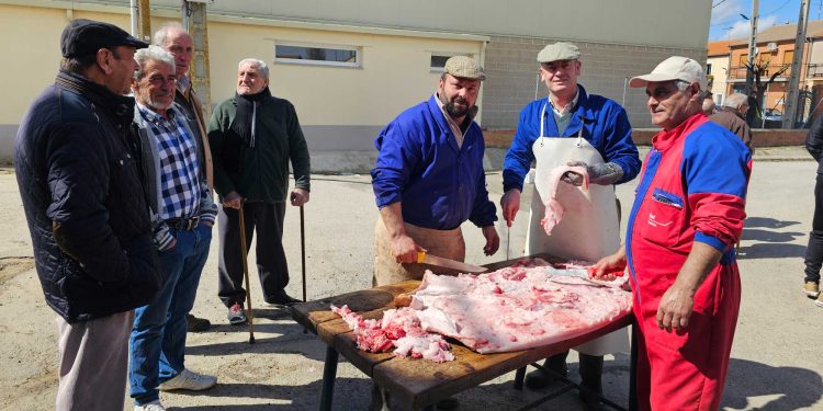 Aldeaseca de la Frontera reúne a vecinos y visitantes en torno a la matanza tradicional que este año celebra su primera década
