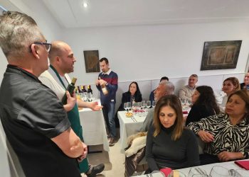 «Caminando por los sentidos del paladar»: la cata maridaje del club de senderismo Camino el Cristo y Los Álamos Gastrolab