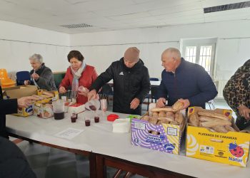 Los mayores de Santiago de la Puebla celebran su fiesta anual con una gran Operación Bocata solidaria a favor de Manos Unidas