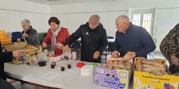 Los mayores de Santiago de la Puebla celebran su fiesta anual con una gran Operación Bocata solidaria a favor de Manos Unidas