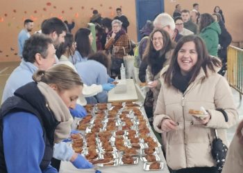 Gran respuesta vecinal en Peñaranda a la torrijada solidaria de la cofradía de la Vera Cruz para el arreglo de la iglesia de San Luis