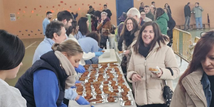 Gran respuesta vecinal en Peñaranda a la torrijada solidaria de la cofradía de la Vera Cruz para el arreglo de la iglesia de San Luis
