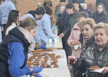 Gran respuesta vecinal en Peñaranda a la torrijada solidaria de la cofradía de la Vera Cruz para el arreglo de la iglesia de San Luis