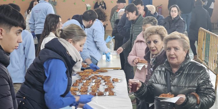 Gran respuesta vecinal en Peñaranda a la torrijada solidaria de la cofradía de la Vera Cruz para el arreglo de la iglesia de San Luis
