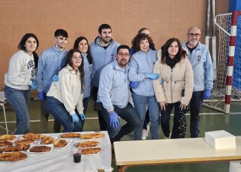 Gran respuesta vecinal en Peñaranda a la torrijada solidaria de la cofradía de la Vera Cruz para el arreglo de la iglesia de San Luis